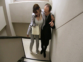 酔っ払ってガードがユルユルの奥さんのスーツ姿にもう我慢出来ないっ！　サンプル画像07